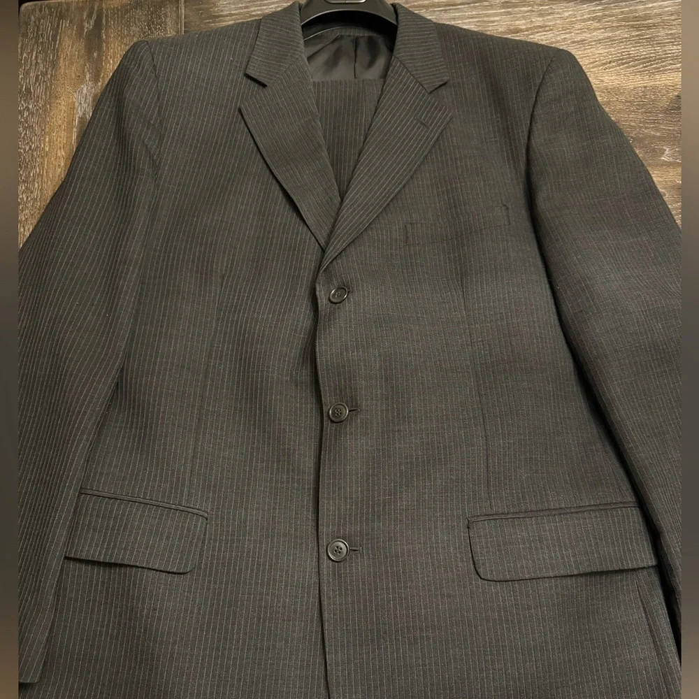 Linea Uomo Dark Gray Pinstripe 2pc Suit Size 44L